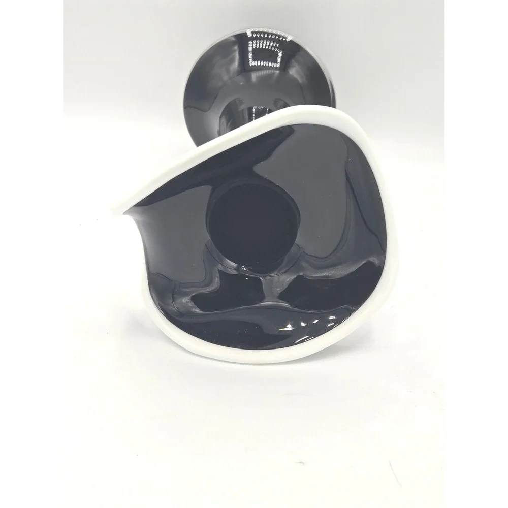 Black & White Modernist Bud 11
